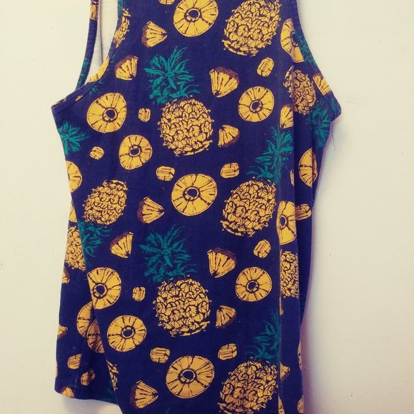 yellow pinapples, and black background +green leaves - Picture 2 of 6